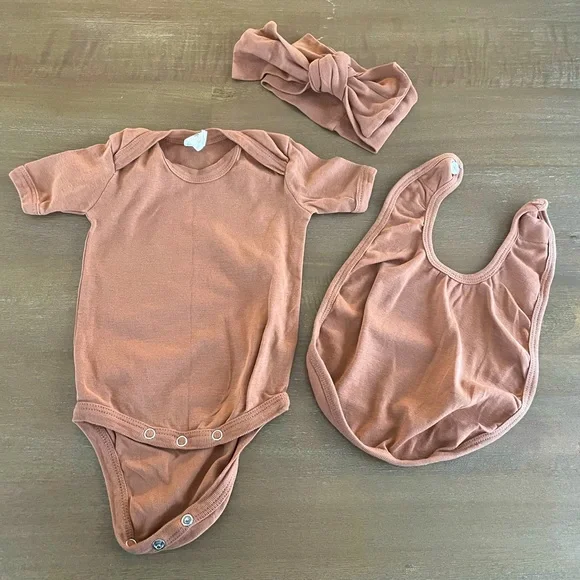🎀  5 for $30 Kate Quinn Matching Set - Bodysuit, Bow and Bib 3-6M - Picture 1 of 5